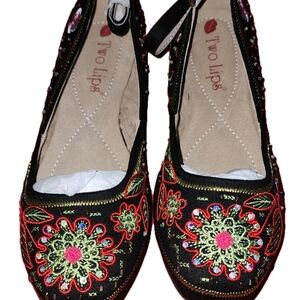 Two Lips Women's Black Floral Embroidered Shoes